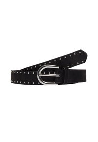 Ceinture en daim noir avec des clous ronds argentés le long des bords et une boucle rectangulaire arrondie en argent brillant sur un fond blanc.