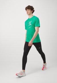Nike Performance TEE KIPCHOGE - T-skjorte til trening - stadium green