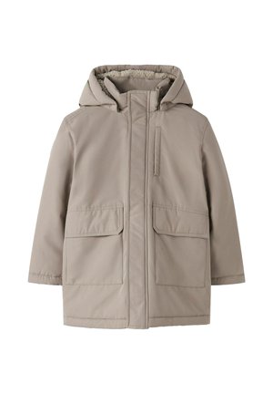 Beiger Kapuzen-Wintermantel mit Reißverschluss vorne, zwei großen Klappentaschen, Brusttasche und Fleece-Futter innerhalb der Kapuze.