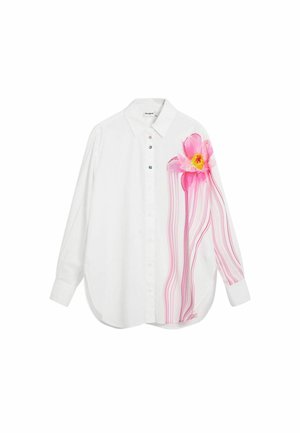 Camisa blanca abotonada con un grande diseño floral rosa en un lado, con acentos rosas y líneas fluidas, mangas largas y dobladillo curvado.
