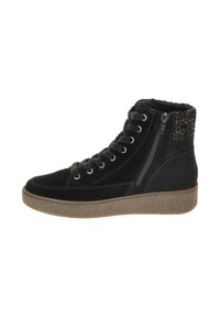 Zwarte hoge suède sneaker met een dikke bruine zool, zijrits, vetersluiting aan de voorkant en een gestructureerde stof rond de enkelkraag.