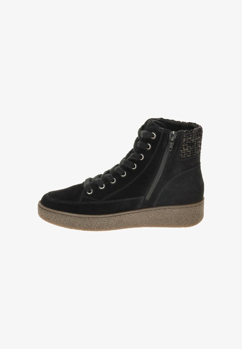 Zwarte hoge suède sneaker met een dikke bruine zool, zijrits, vetersluiting aan de voorkant en een gestructureerde stof rond de enkelkraag.
