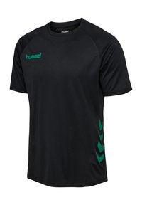 Zwart sportshirt van gladde stof, met groene accenten en een logo op de borst, voorzien van een modern, ronde halsontwerp.