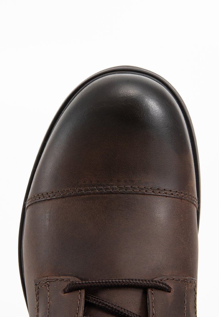 Brązowy skórzany botek za kostkę z okrągłym noskiem, gładkim wykończeniem, kontrastowym szwem i sznurowanym zapięciem. Solidna podeszwa dla większej stabilności.