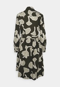 Abito a maniche lunghe di colore verde scuro con stampa floreale bianca, presenta un colletto con bottoni, vita arricciata e tasche sui lati.