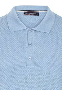 Hele sinine kudumine polo särk, millel on tekstuuriga muster, kolm nuppu ja klassikaline krae. Sildil on kirjas "FELIX HARDY."