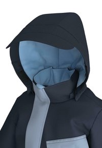 Giacca impermeabile blu navy e azzurro chiaro con cappuccio ampio, colletto alto e tasca frontale, caratterizzata da una texture liscia e dettagli a contrasto.