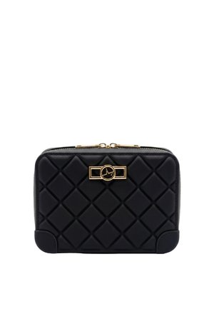 Zwarte gewatteerde rechthoekige clutch met afgeronde hoeken, gouden rits en gouden decoratief embleem op het midden van de voorkant.