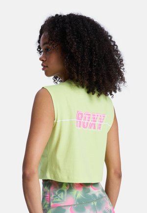 Top corto verde lime con un grande logo rosa "ROXY" sul retro, caratterizzato da una texture liscia e un design senza maniche.