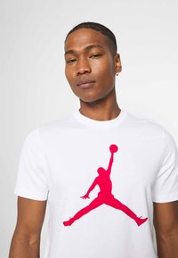 Jordan JUMPMAN SS CREW - T-shirt estampada - white/gym red
