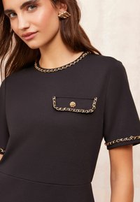 Friends Like These SHORT SLEEVE PONTE WITH GOLD CHAIN DETAILING - Laisvo kirpimo suknelė - black