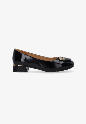 Ballerines en cuir verni noir avec un petit talon bloc, présentant une accent en boucle dorée sur les orteils et une finition lisse et brillante.