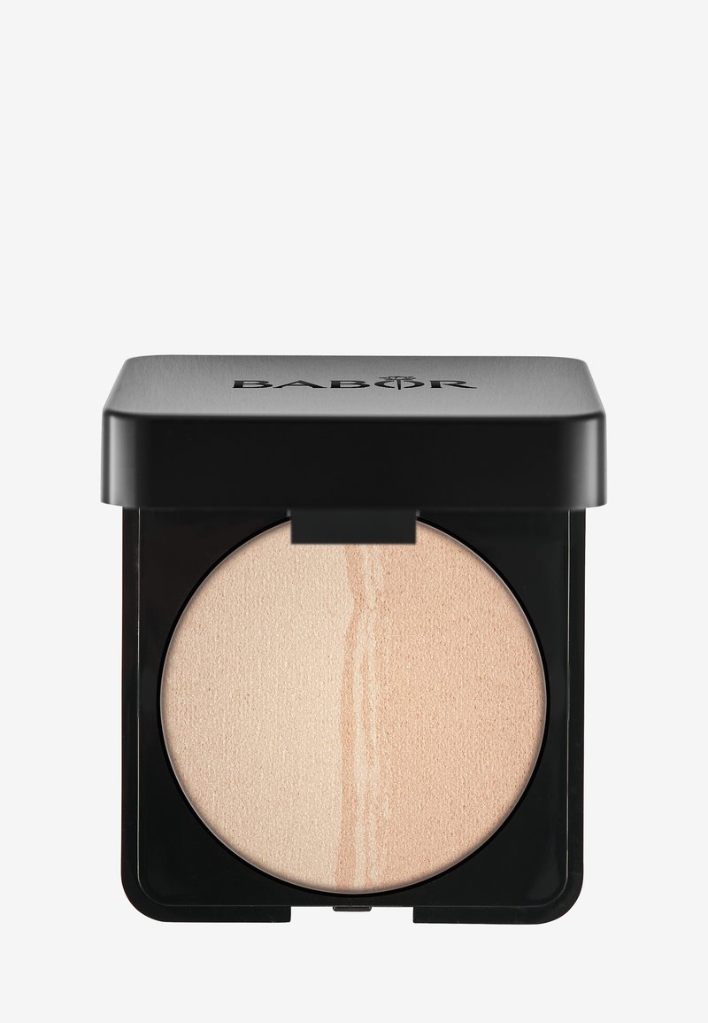 Pudder highlighter i en rund kompakt, der har en to-farvet cremet og beige nuance med en glat tekstur. Sort kvadratisk emballage med logo.