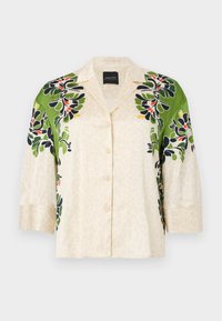 Μπεζ πουκάμισο με γιακά και κουμπιά, με πράσινα, μαύρα, κόκκινα και κίτρινα λουλουδάτα σχέδια στους ώμους και τα μανίκια.