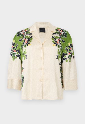 Μπεζ πουκάμισο με γιακά και κουμπιά, με πράσινα, μαύρα, κόκκινα και κίτρινα λουλουδάτα σχέδια στους ώμους και τα μανίκια.