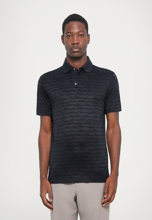 Svart polo skjorte med et teksturert mønster av kursiv tekst. Knapp krage, korte ermer og en slim fit-design.