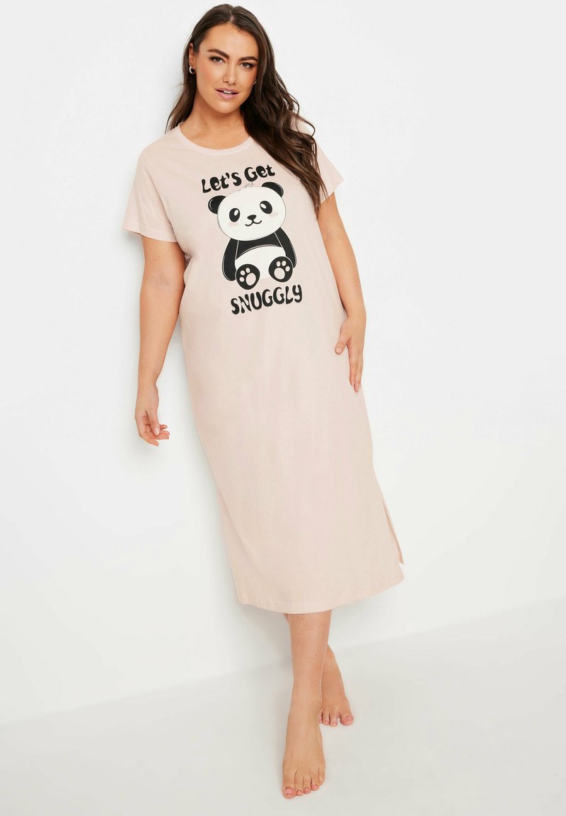 Camicia da notte corta con maniche corte di colore rosa chiaro, con una grafica di panda e il testo "Mettiamoci comodi". Tessuto morbido, lunghezza fino al polpaccio, spacco laterale.