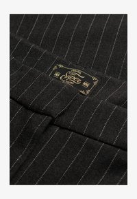 Sélectionné, charcoal pinstripe