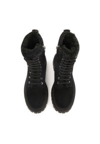 Botines negros con exterior de ante, forro de piel sintética, sistema de cierre con cordones en la parte frontal y suela de goma texturizada. Cuenta con detalles en cremallera plateada.