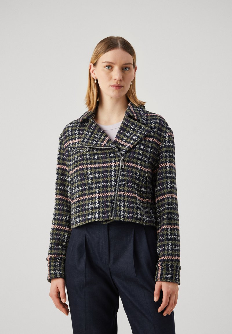 Krótkiażurnięta marynarka tweedowa w granatowym, zielonym i różowym kratkowanym wzorze. Posiada kołnierz z wycięciem i zamek z przodu. Teksturowany materiał i dopasowany krój.