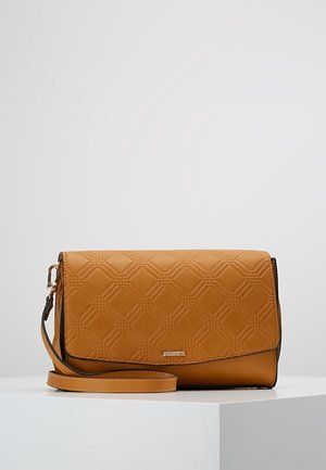 Torebka crossbody w kolorze tan z teksturowanym wzorem diamentowym i gładkimi krawędziami. Posiada odpinany pasek oraz mały metaliczny detal z logo.