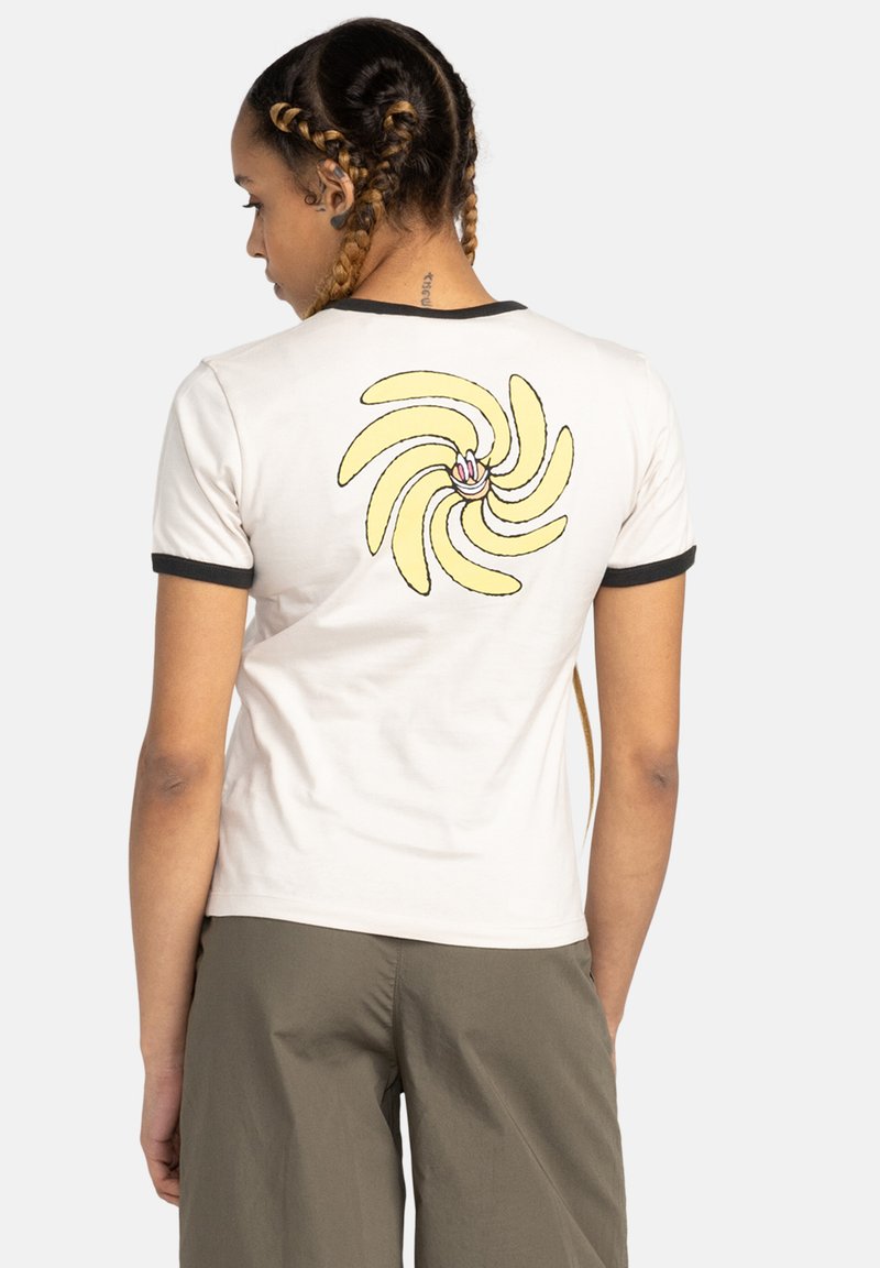 Witte katoenen t-shirt met korte mouwen, zwarte rand, met een afbeelding van een draaiende gele bananen op de achterkant. Gladde textuur.