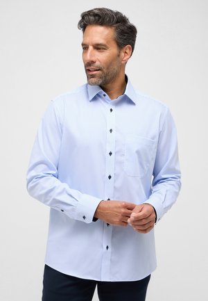 Hellblau gestreiftes Langarmhemd mit Button-Down-Kragen, einer einzelnen Brusttasche und dunklen Knöpfen. Glattes Material mit taillierter Passform.