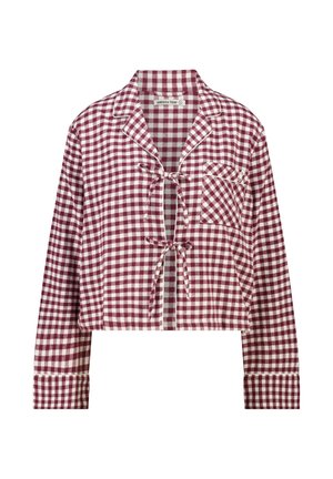 Een cropped shirt met een bordeauxrode en witte ruitenpatroon, lange mouwen, een striksluiting bij de hals en een zak op de linkerzijde.