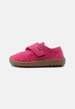 Rosa Filzpantoffel mit brauner Gummisohle und verstellbarem Klettverschluss für einfaches An- und Ausziehen und angenehmen Tragekomfort.