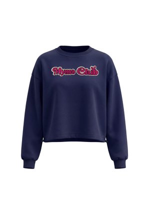 Felpa cropped blu navy con maniche lunghe, polsini a coste e testo rosa "Mymo Club" ricamato sul petto.