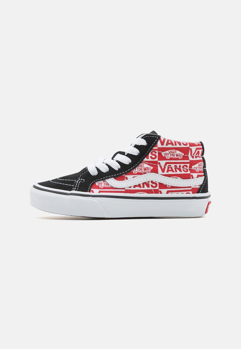 Baskets montantes noires en toile avec lacets blancs et imprimé graphique rouge "VANS". Présente une bande latérale blanche et une semelle en caoutchouc.