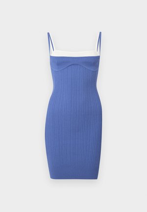 Rochie fără mâneci, confecționată din tricotaj cu dungi, albastră, cu bretele subțiri și un accent alb la decolteu, lungime până la genunchi, proiectată pentru femei.