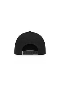 Cappellino da baseball nero con visiera piatta e chiusura snapback regolabile. Il tessuto ha una consistenza liscia, senza motivi o loghi visibili.