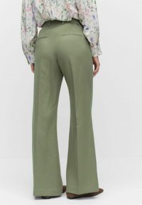 Hoge taille, olijfgroene broek met brede pijpen, voorzien van twee achterzakken en een gladde, zachte textuur.