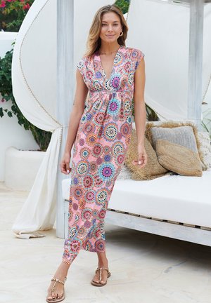 Langes pinkes Kleid mit V-Ausschnitt und kurzen Ärmeln, verziert mit bunten kreisförmigen Mustern. Weicher Stoff und knieumspielendes Design.