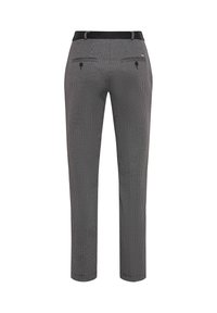 Schwarz-weiße Houndstooth-Musterhose mit geradem Schnitt, ausgestattet mit einem schwarzen Bund und zwei Gesäßtaschen. Glatte Textur.