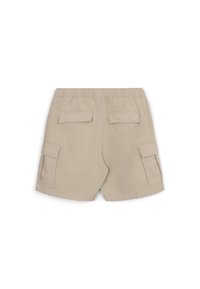 Shorts cargo beiges avec une ceinture élastique, deux poches arrière et deux poches latérales ; tissu léger avec une texture lisse.