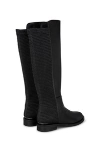 Botas negras hasta la rodilla con piel lisa en la parte delantera y malla texturizada en la parte trasera. Suela plana, diseño simple y sin herrajes visibles.