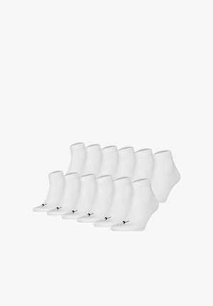 Zwölf Paar weiße Knöchelsocken mit einem kleinen schwarzen Logo im Zehenbereich, in zwei Reihen auf weißem Hintergrund angeordnet.