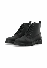 Botas de tobillo de cuero negro con punta redonda, cierre de cordones en la parte frontal, suela de goma resistente y lengüeta en la parte posterior. Presentan una textura suave y costuras detalladas.