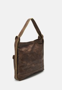 Sac d'épaule en cuir marron avec une texture lisse, des coutures jaunes et une seule longue bandoulière. Dispose d'un compartiment spacieux et ouvert.