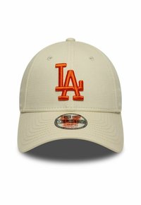 Gorra de béisbol juvenil beige con visera curvada, logo naranja "LA" en la parte frontal y etiqueta "9FORTY Adjustable" en la visera.