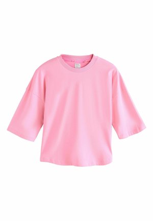 Różowy bawełniany t-shirt z krótkimi, szerokimi rękawami, okrągłym dekoltem i luźnym krojem. Gładka tekstura z minimalną ilością detali designu.