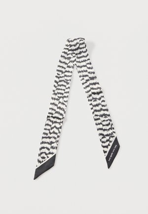 Sciarpa di seta con stampa animale in bianco e nero con estremità appuntite, una delle estremità presenta il marchio "kate spade new york" in testo bianco.