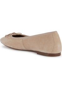 Ballerine in suede beige con punta arrotondata, dettaglio a fiocco frontale e suola bassa in gomma marrone. Tessuto liscio con dettagli cuciti.