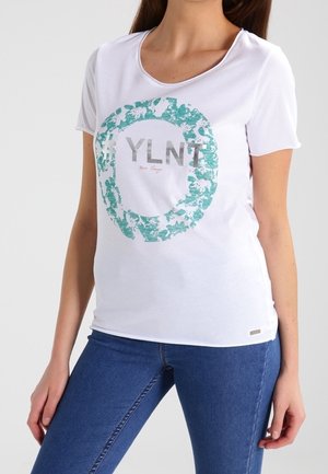 Biała koszulka z krótkim rękawem, z turkusowym kwiatowym okrągłym nadrukiem i napisem „#YLNT” w srebrnym kolorze. Gładka bawełniana tkanina, regularny krój, okrągły dekolt.