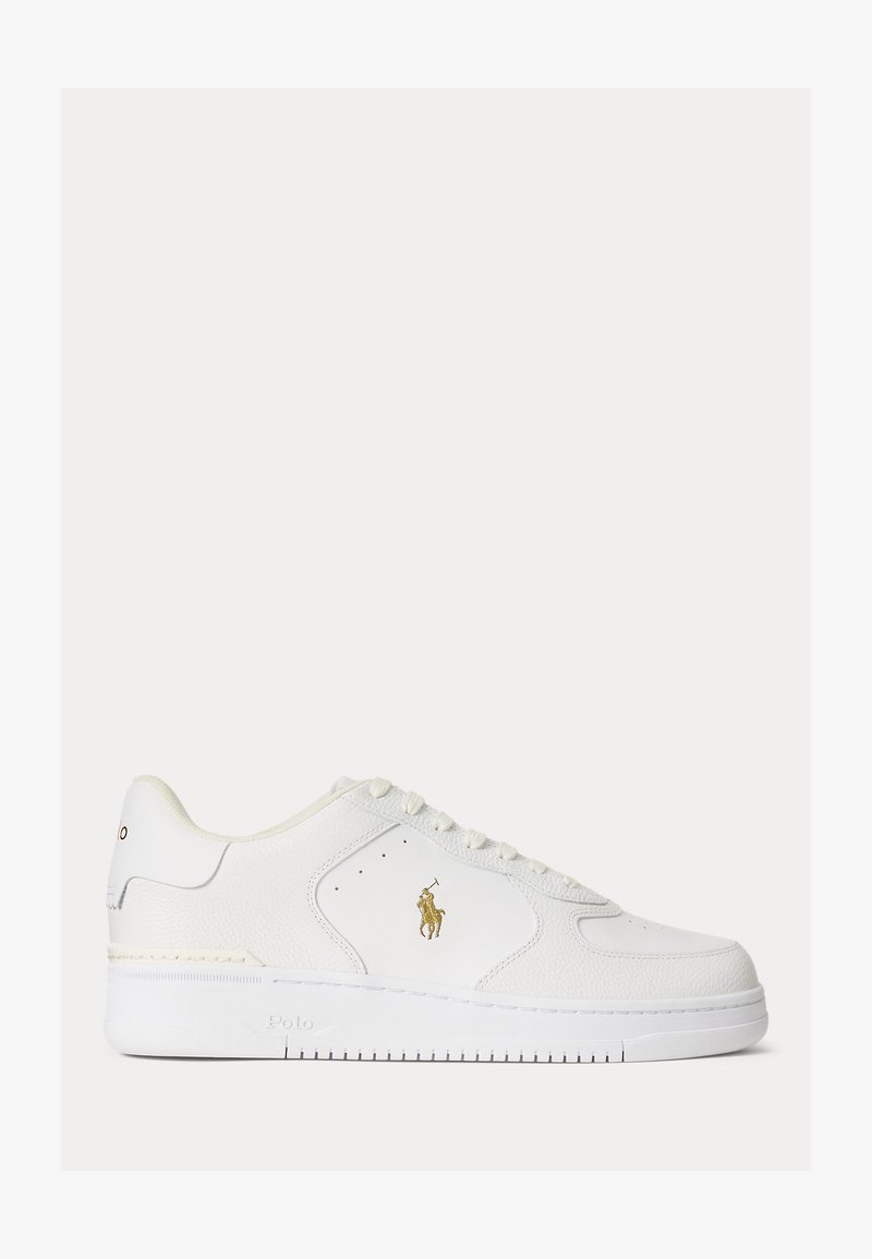 Adidași albi cu talpă joasă, cu design cu șireturi, panouri din piele texturată și netedă și logo Polo auriu pe lateral.