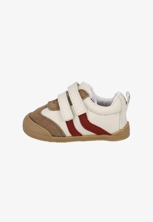 Zapatillas para niños en beige y marrón con franjas laterales rojas, dos correas de velcro y una suela de goma texturizada.