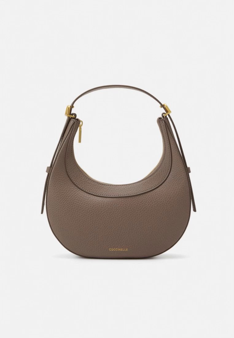 Sac à main en cuir marron de forme croissant, avec une surface texturée, des éléments métalliques dorés et une poignée courte. Présente un logo à l'avant.