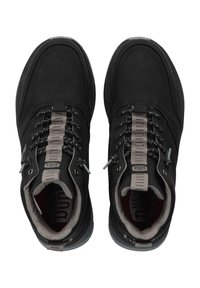 Scarpe nere alte con tomaia in canvas testurizzato, suola in gomma e accenti grigi. Presentano un sistema di allacciatura metallico e un colletto imbottito.